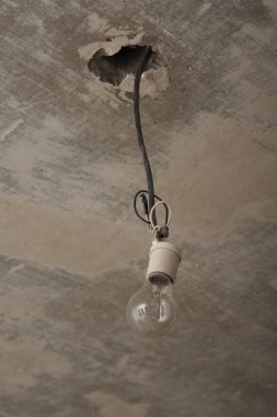 Yenileme sırasında tavandan sarkan ampulün düşük açılı görüntüsü