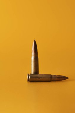 Sarı arkaplandaki mermilerin yakın plan görüntüsü    