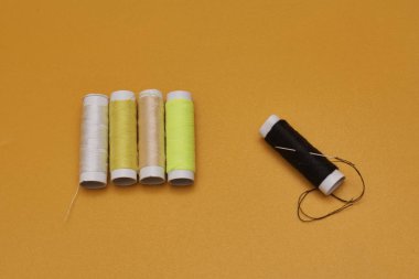 Sarı arkaplandaki renkli ipliklerin yakın plan görüntüsü 