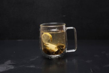 Koyu arka plan üzerinde limon ile yeşil çay