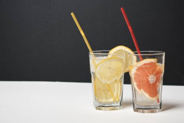 Beyaz masada pipetler ile limon ve greyfurt limonata iki bardak