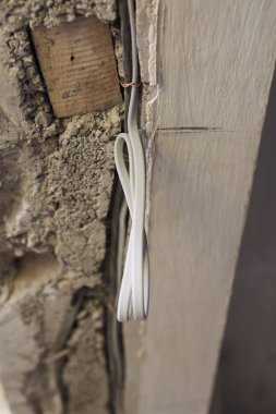 İnşaat alanındaki elektrik kablolarının yakın çekim görüntüsü 