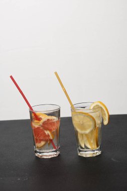 Masada pipetler ile limon ve greyfurt limonata iki bardak