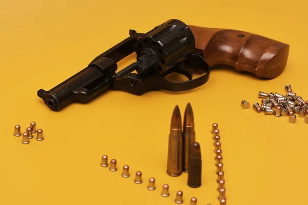 Pistole Mit Kugeln Auf Hellgelbem Hintergrund — Stockfoto