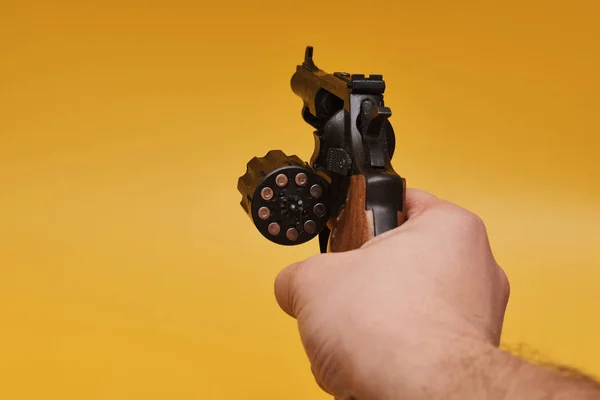Teilansicht Der Person Mit Revolver Auf Gelbem Hintergrund — Stockfoto
