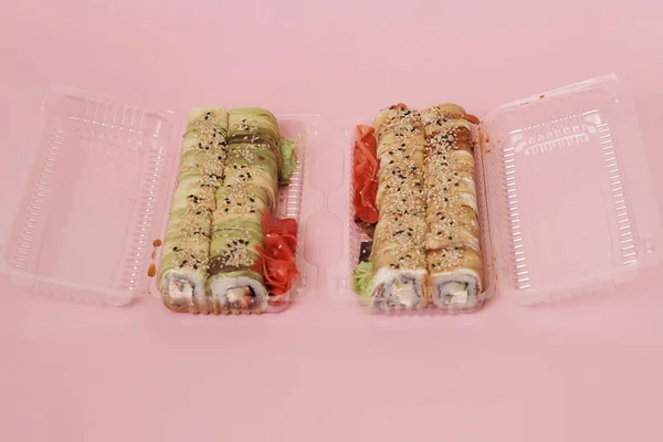 Japansk Sushi Och Rullar Rosa Bakgrund — Stockfoto