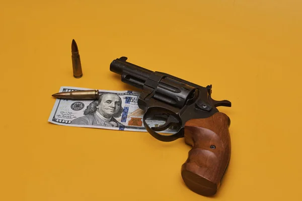 Пистолет Долларовая Купюра Пули Желтом Фоне — стоковое фото