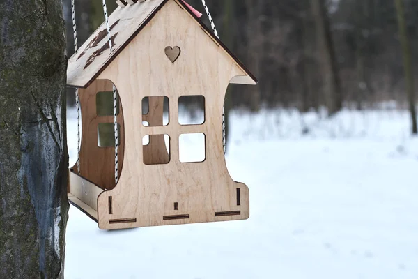 Stilvoll Dekoriertes Vogelfutterhäuschen Aus Sperrholzplatten Gefüllt Mit Samen Die Winterwald — Stockfoto