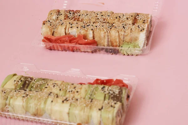 Japonais Sushi Rouleaux Sur Fond Rose — Photo