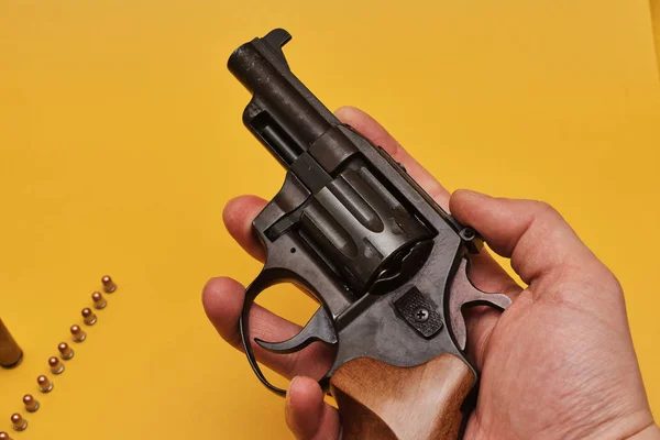 Обрезанный Снимок Человеческой Руки Револьвером Желтом Фоне — стоковое фото