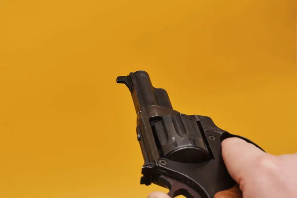 Abgeschnittene Aufnahme Menschlicher Hand Mit Revolver Auf Gelbem Hintergrund — Stockfoto