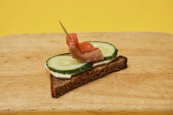 Sandwich Salmón Colocado Sobre Tabla Madera — Foto de Stock