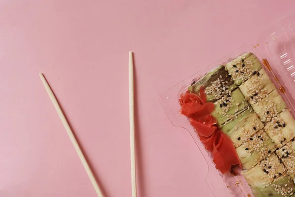 Японские Суши Рулоны Розовом Фоне — стоковое фото