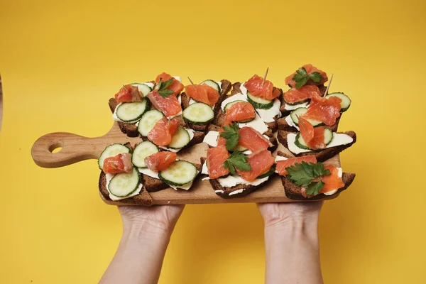 Mujer Sosteniendo Tablero Madera Con Sándwiches Salmón — Foto de Stock