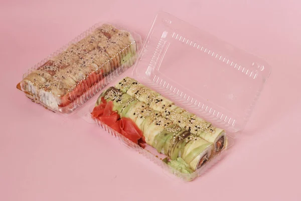 Sushi Japonés Rollos Sobre Fondo Rosa —  Fotos de Stock