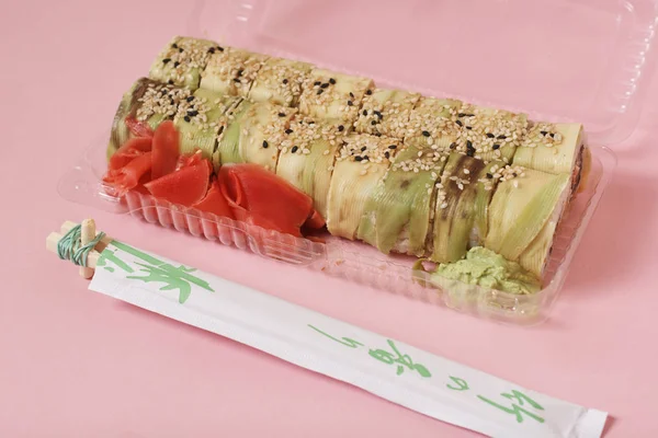 Sushi Japonés Rollos Sobre Fondo Rosa —  Fotos de Stock