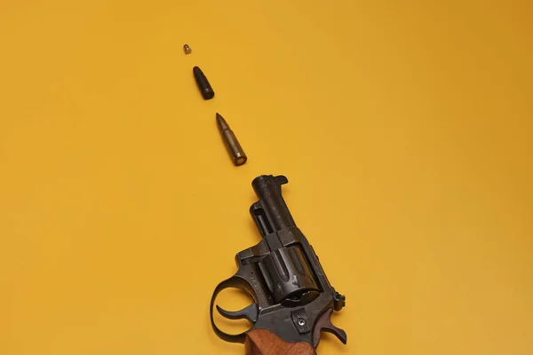 Pistola Com Balas Fundo Amarelo Brilhante — Fotografia de Stock