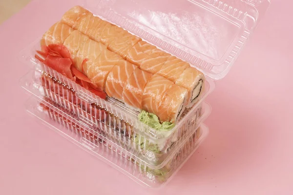 Sushi Japonés Rollos Sobre Fondo Rosa —  Fotos de Stock