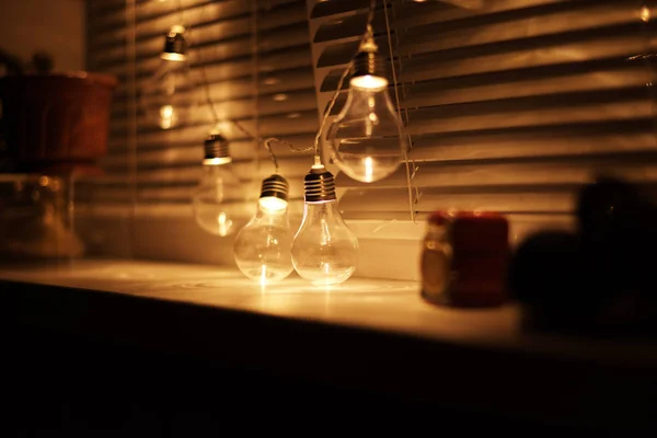 在黑暗的背景老式灯泡的加兰 — 图库照片