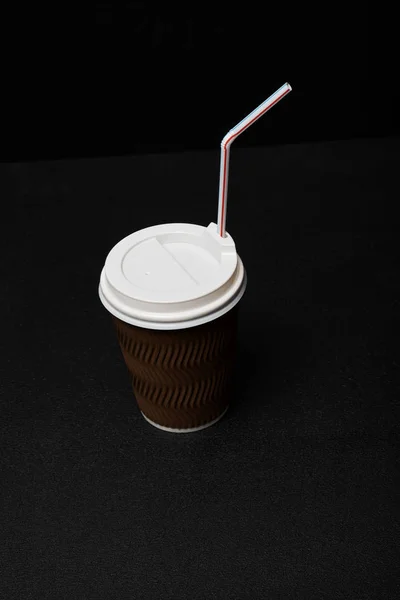 Siyah Arka Planda Tek Kullanımlık Kahve Fincanının Yakın Görüntüsü — Stok fotoğraf