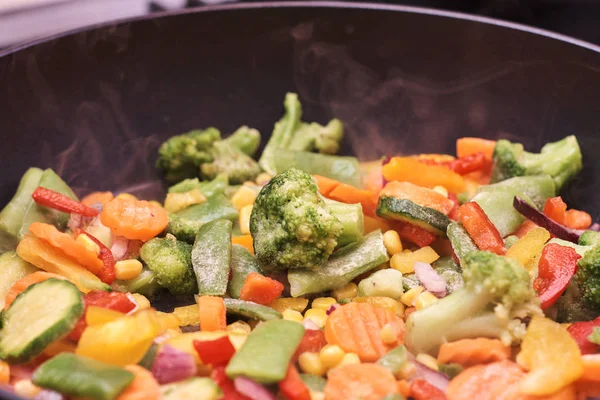 Tavada haşlanmış sebze pişirme