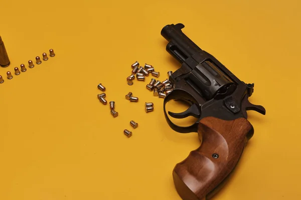 Pistola Com Balas Fundo Amarelo Brilhante — Fotografia de Stock