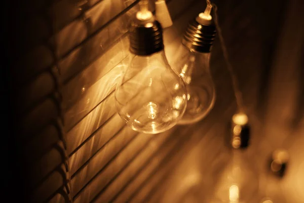 在黑暗的背景老式灯泡的加兰 — 图库照片