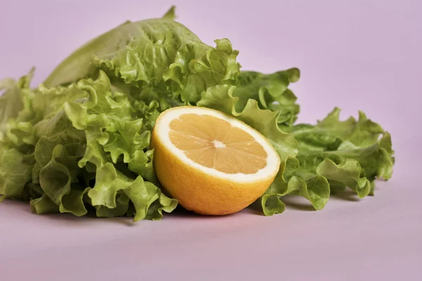 Blick Auf Frischen Salat Mit Zitrone — Stockfoto