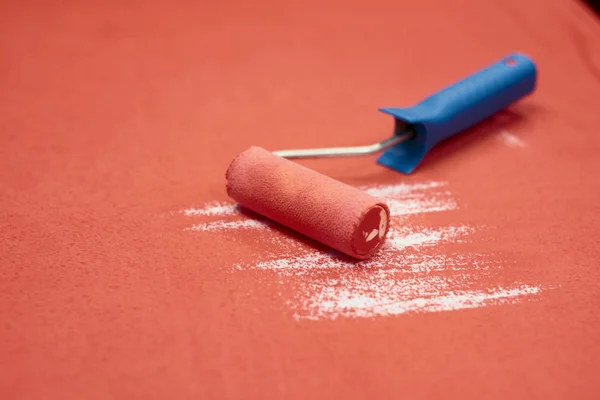 Pintura Rolo Com Alça Fundo Vermelho — Fotografia de Stock