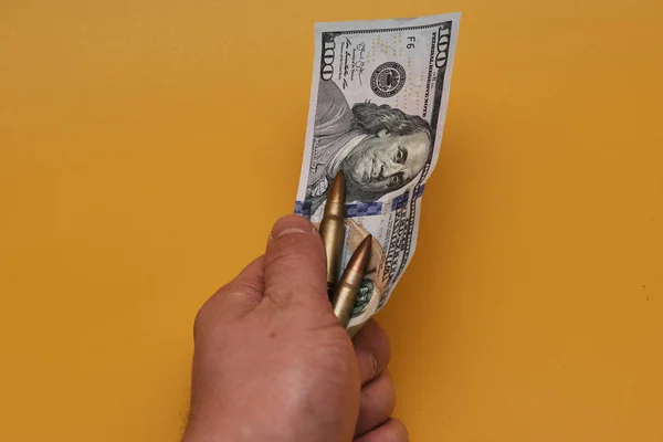 Обрезанный Снимок Человека Банкнотой Долларах Пулями Желтом Фоне — стоковое фото
