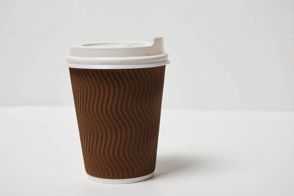 Крупный План Одноразовой Чашки Кофе Белом Фоне — стоковое фото
