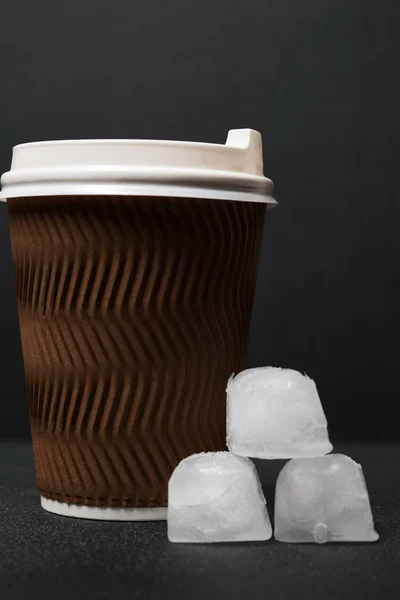 Masada Buz Küpleri Ile Tek Kullanımlık Kahve Fincanı — Stok fotoğraf