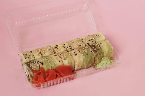 Japán Sushi Tekercs Rózsaszín Háttér — Stock Fotó