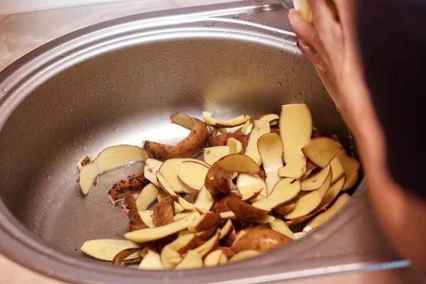 Primer Plano Mujer Pelando Patatas Cocina — Foto de Stock