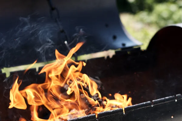 Προετοιμασία Άνθρακα Σχάρα Για Bbq Υπαίθρια — Φωτογραφία Αρχείου