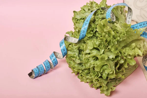 Frische Salatblätter Auf Rosa Hintergrund Mit Maßband Diätkonzept — Stockfoto