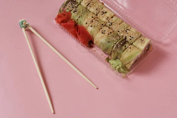 Japán Sushi Tekercs Rózsaszín Háttér — Stock Fotó