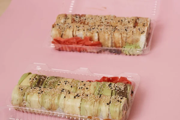 Japán Sushi Tekercs Rózsaszín Háttér — Stock Fotó