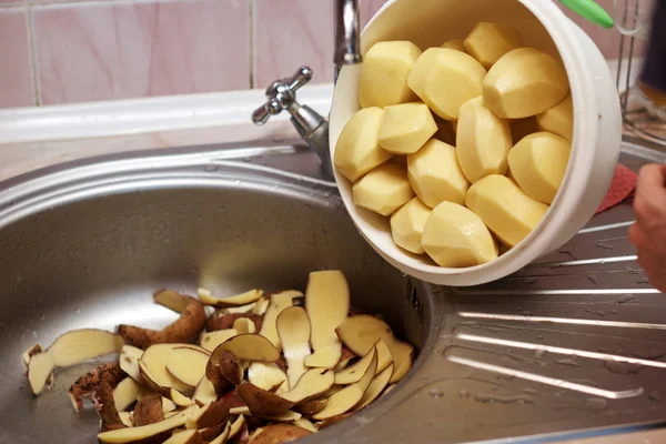 Primer Plano Mujer Pelando Patatas Cocina — Foto de Stock