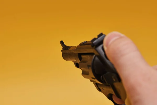 Beskärda Skott Mänsklig Hand Håller Revolver Gul Bakgrund — Stockfoto