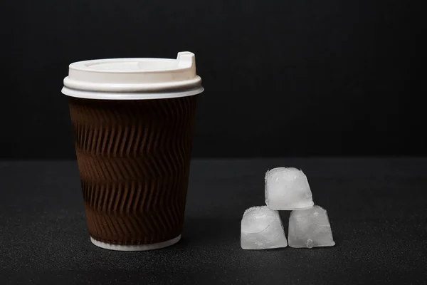 Masada Buz Küpleri Ile Tek Kullanımlık Kahve Fincanı — Stok fotoğraf