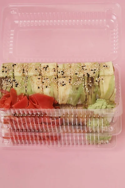 Japansk Sushi Och Rullar Rosa Bakgrund — Stockfoto