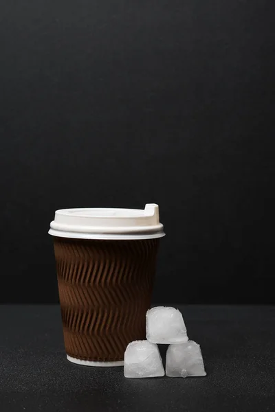 Siyah Arka Planda Tek Kullanımlık Kahve Fincanı Buz Küplerinin Yakın — Stok fotoğraf