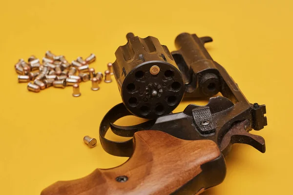 Пистолет Пулями Ярко Желтом Фоне — стоковое фото