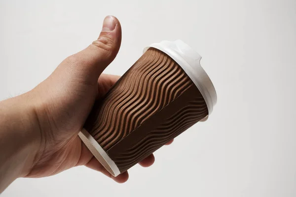 Αρσενικό Χέρι Κρατώντας Ένα Φλιτζάνι Καφέ Μίας Χρήσης Λευκό Φόντο — Φωτογραφία Αρχείου