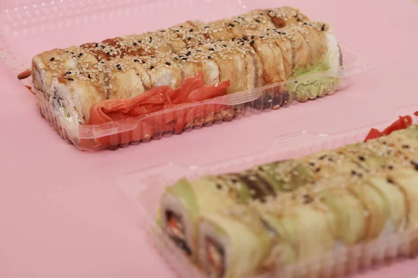 Sushi Japonés Rollos Sobre Fondo Rosa —  Fotos de Stock