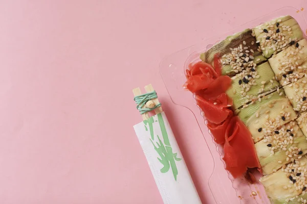 Sushi Japonés Rollos Sobre Fondo Rosa — Foto de Stock