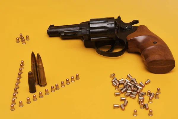 Пистолет Пулями Ярко Желтом Фоне — стоковое фото
