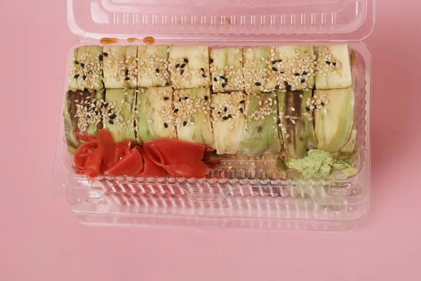 Sushi Japonés Rollos Sobre Fondo Rosa —  Fotos de Stock