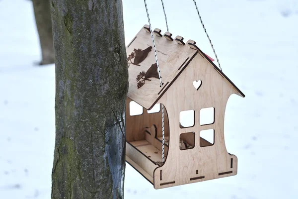 Stilvoll Dekoriertes Vogelfutterhäuschen Aus Sperrholzplatten Gefüllt Mit Samen Die Winterwald — Stockfoto
